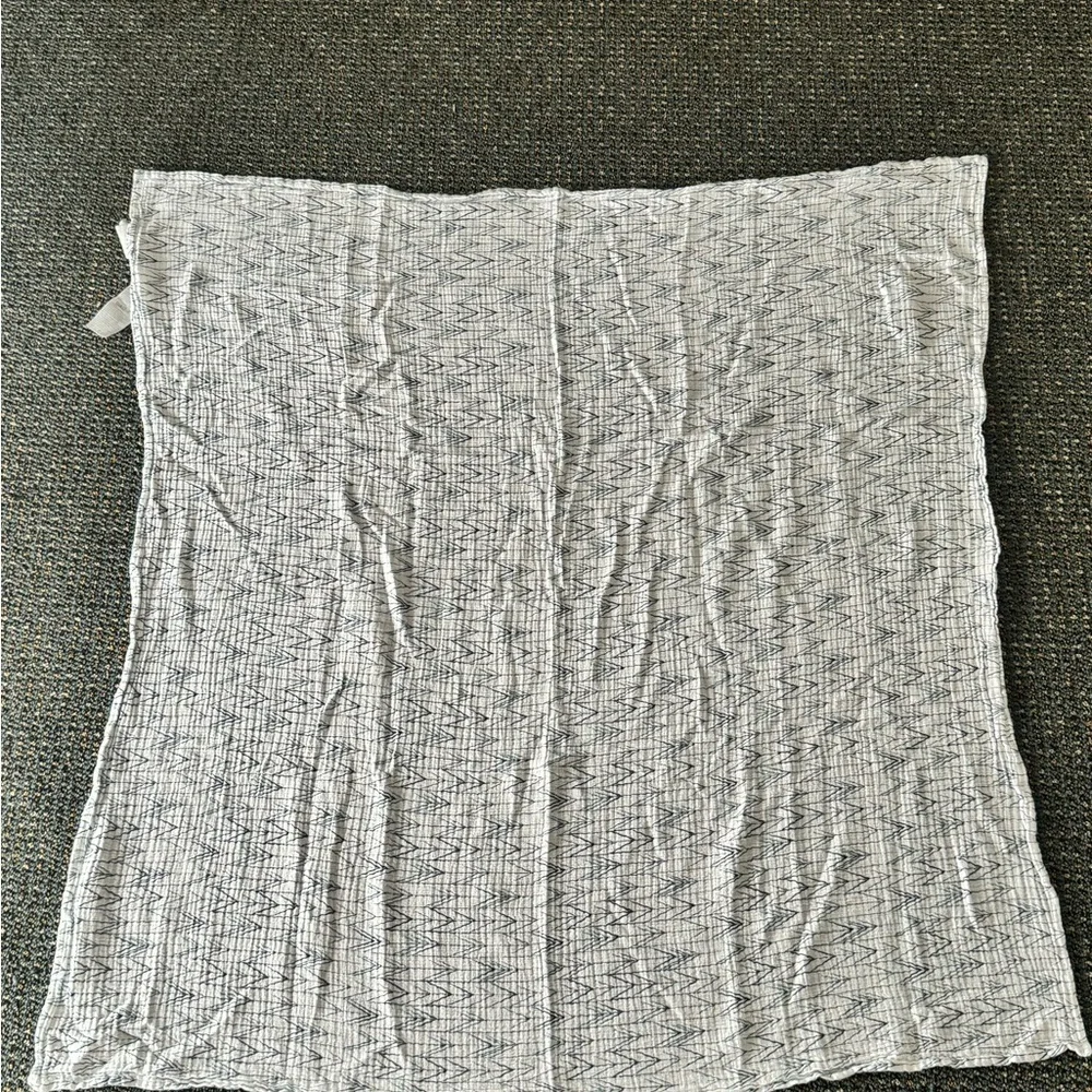 White and blue baby‎ blanket